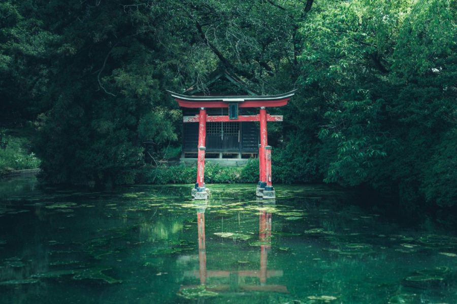 湖の上の神社